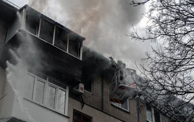 Врятували трьох дорослих та дитину. ДСНС показала фото і відео пожежі у квартирі Києва