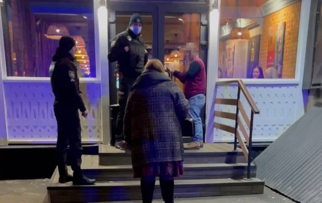 У ресторані Києва двоє чоловіків влаштували бійку та поранили відвідувачів