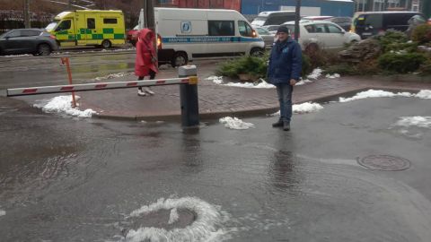 В Шевченковском районе Киева произошел прорыв трубы