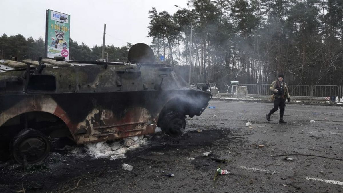 Башня отлетела на несколько метров. "Армия дронов" полностью уничтожила российский танк