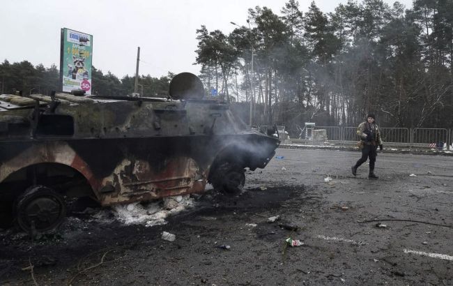 Окупанти почали тікати. Десантники знищили російський танк (відео)