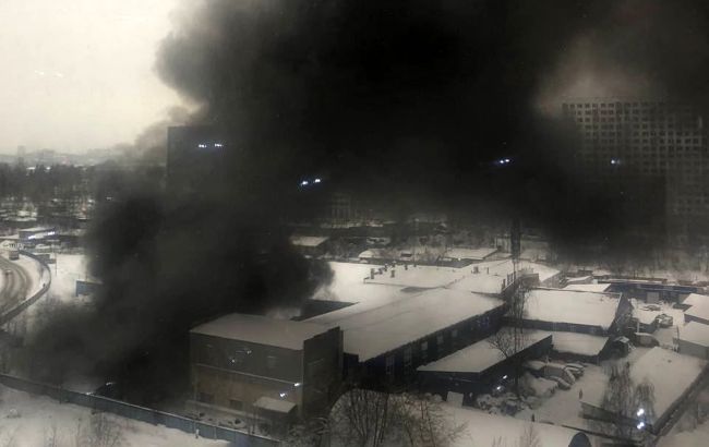 У підмосковних Митищах сталась масштабна пожежа на складі автозапчастин. Відео