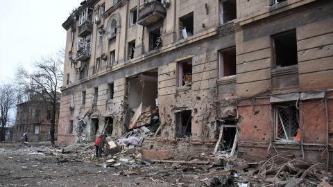 Из Мариуполя снова попытаются эвакуировать людей. Под присмотром журналистов и священников