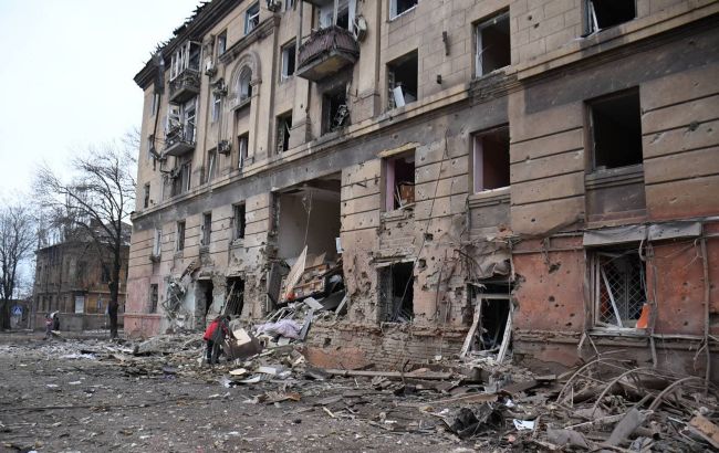 Маріуполь знову зазнав авіаудару. Бомби впали в центрі