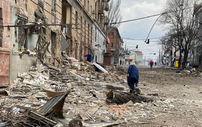 Оккупанты сбросили бомбы на школу в Мариуполе: там прятались около 400 человек