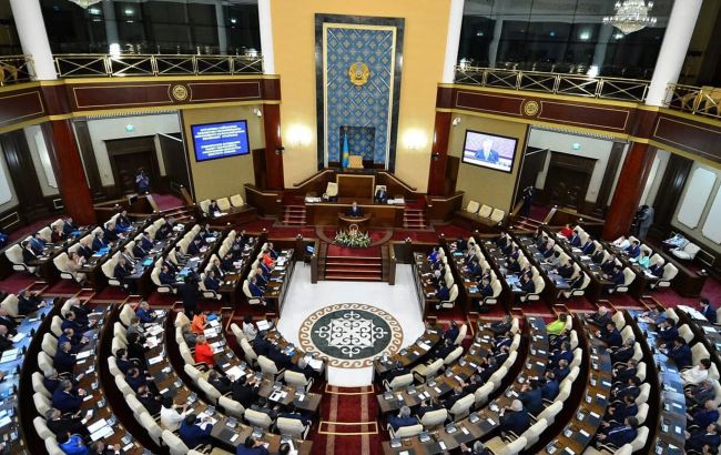 Назарбаеву сохранят часть полномочий после изменений Конституции Казахстана