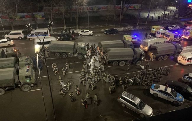 В Алматы продлили комендантский час. Жителей просят не подходить к окнам