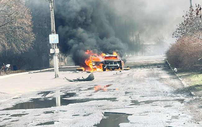 Россияне обстреляли Волчанск: загорелся автомобиль, есть погибшая и раненая