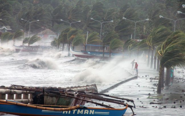 На Филиппины надвигается мощный тайфун