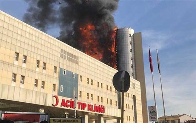 У Стамбулі сталася пожежа у багатоповерховій лікарні