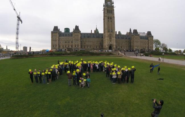 Кримськотатарський флешмоб: у Канаді біля стін парламенту з'явилася "тамга"