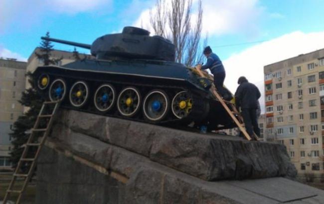 Патриотичный танк в центре Лисичанска снова перекрасили в хаки
