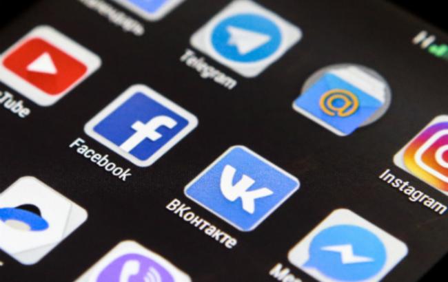 В США хотят требовать пароли к соцсетям при въезде в страну