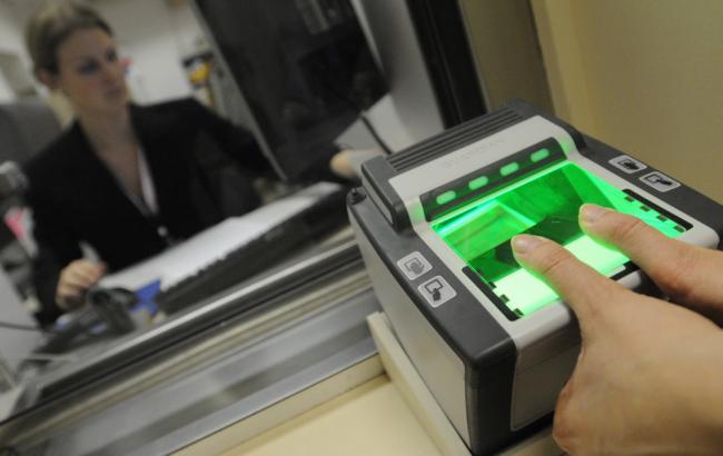 Отпечатки пальцев на получение шенгенской визы надо будет сдавать раз в 5 лет, -  МИД Украины