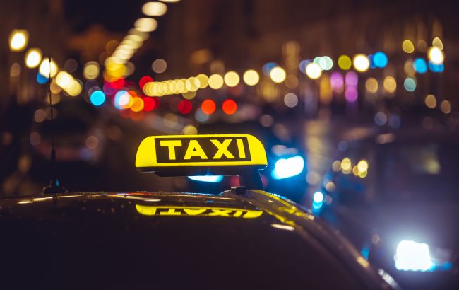 В Дніпрі таксисти облили зеленкою любителя безкоштовної їзди: відео покарання