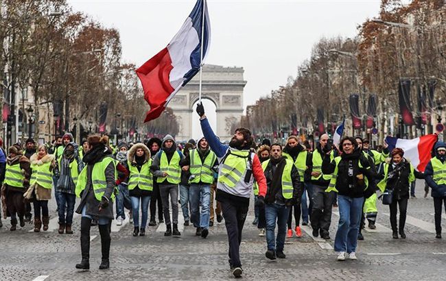 Во Франции правительство одобрило спорный проект пенсионной реформы