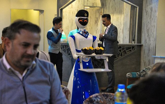 В иракском ресторане официантов заменили роботы