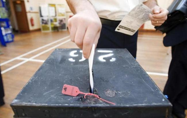 В Британии проходят внеочередные выборы в нижнюю палату парламента