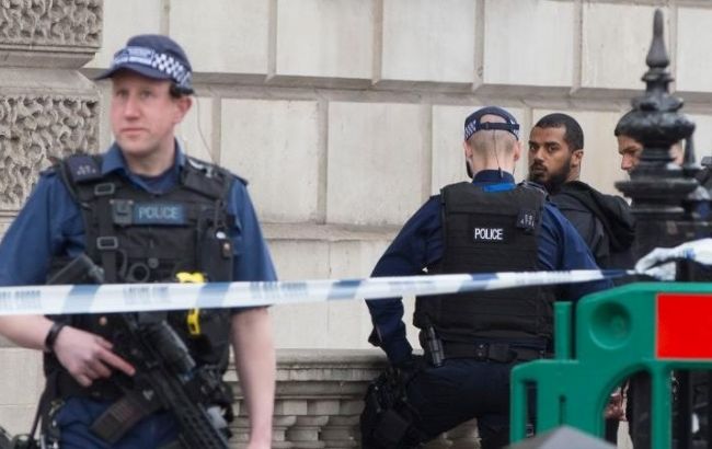 Біля будівлі парламенту Британії затримали чоловіка з двома великими ножами