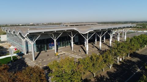 Потушил и побежал на рейс: в аэропорту Одессы произошло ЧП (видео)