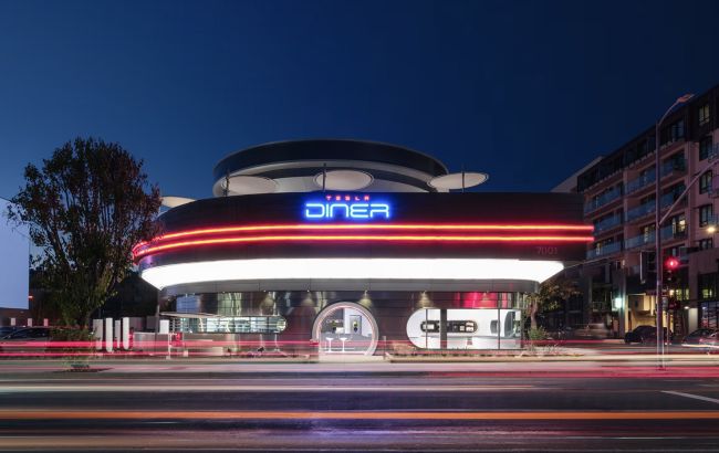 Комплекс будущего: Tesla открыла уникальный ресторан с зарядками и кинотеатром