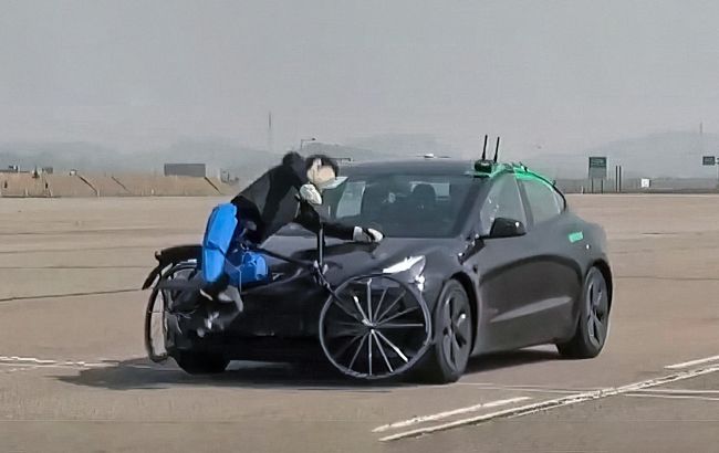 Tesla Model 3 на тестах KNCAP тричі збила велосипедиста