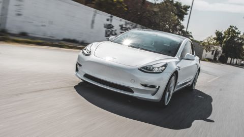 Родиться в Tesla: в электромобиле, ехавшем на автопилоте, впервые родился ребенок