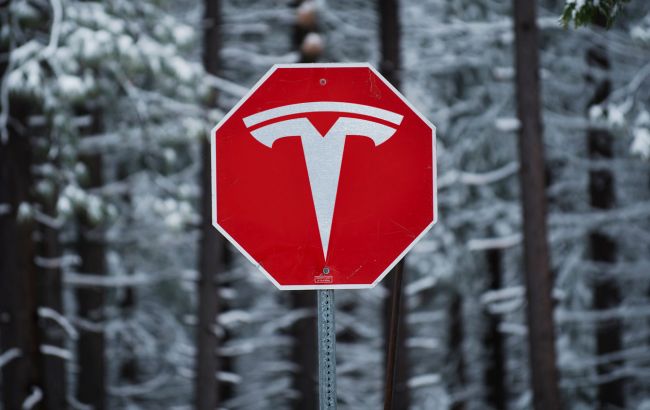 Ігнорують знак "Стоп": Tesla відкликає 54 тисячі електромобілів через несправність автопілота