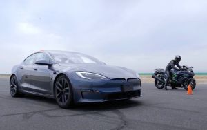 Двое на одного: 1000-сильная Tesla Model S сразилась с двумя самыми быстрыми супербайками мира