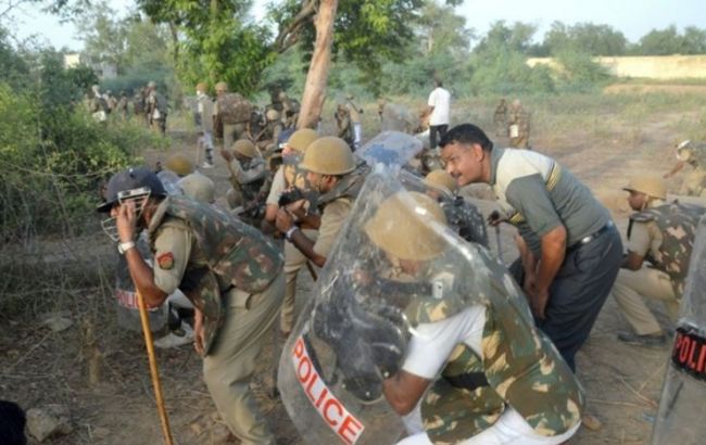 В Индии в результате столкновений полиции с сектантами погибли 24 человека