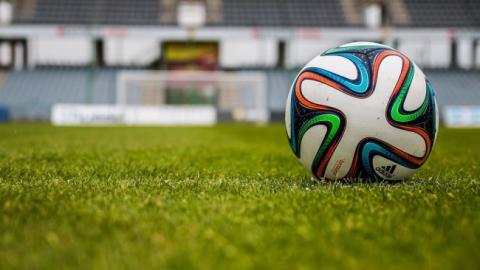 Соперники и арбитр во время игры спасали жизнь украинскому футболисту (видео)