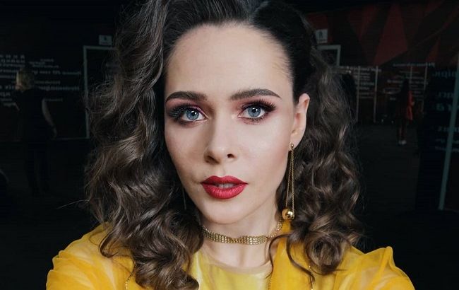 Невероятная красотка: солистка The Hardkiss покорила желтым образом в финале Голос країни 9