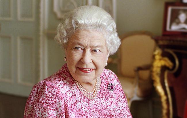 "Не хочет иметь ничего общего": королева Елизавета II назвала жену своего сына "безнравственной женщиной"