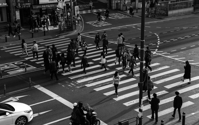 Соцмережа переполошилася через дивну дівчину на проїжджій частині в центрі Києва