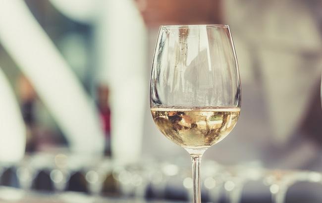Вчені назвали головну небезпеку білого вина
