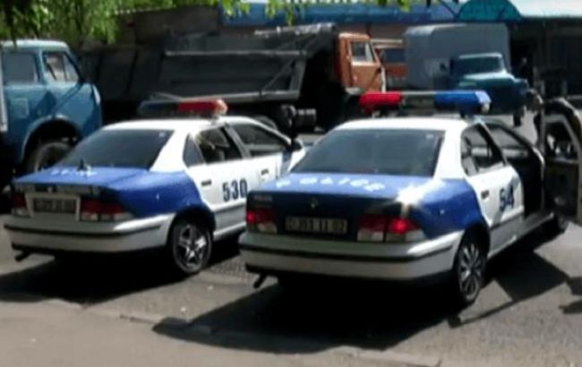 У Єревані захопники відділку поліції спалили автомобіль