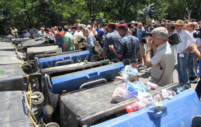 На Майдан в Єревані приїхав сміттєвоз