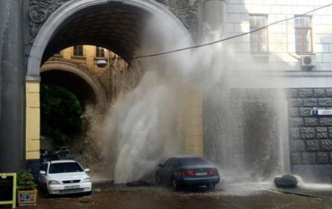 В центре Киева забил новый "гейзер"