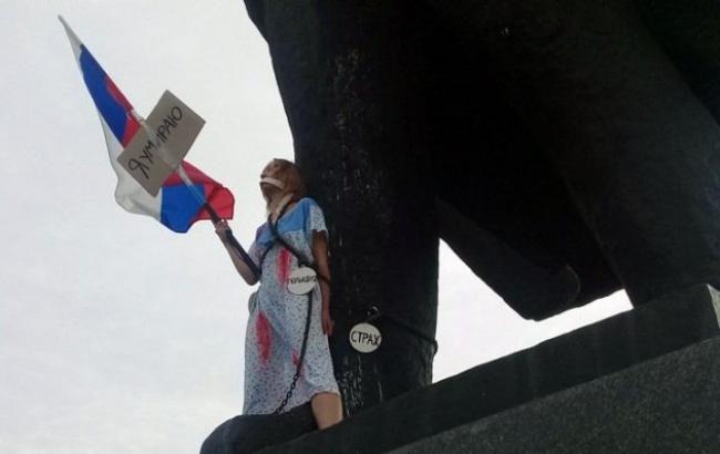 У Росії дівчина в закривавленій сорочці прикувала себе ланцюгом до пам'ятника Леніну