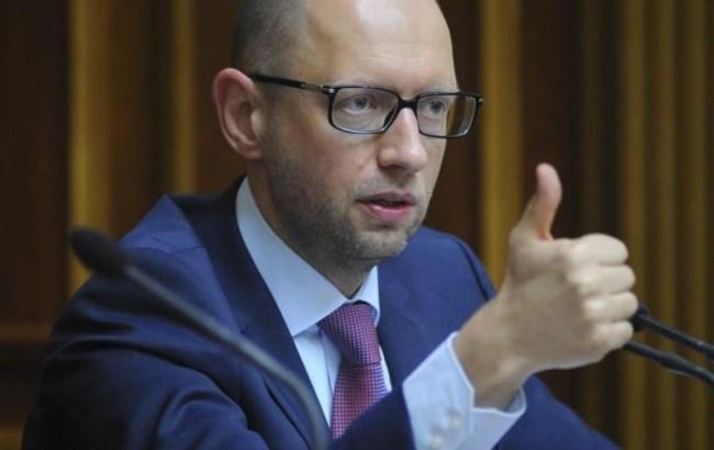 Стала известна зарплата Яценюка