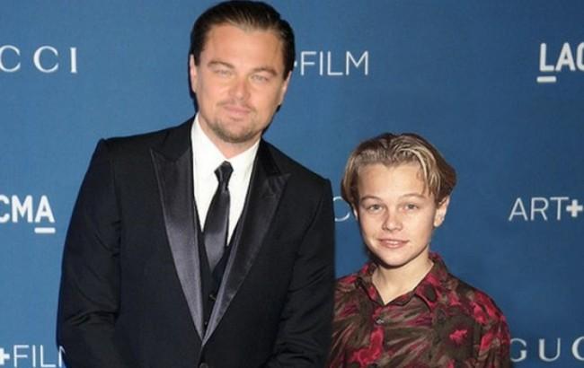 В сети появились фото звезд, позирующих с молодыми версиями самих себя