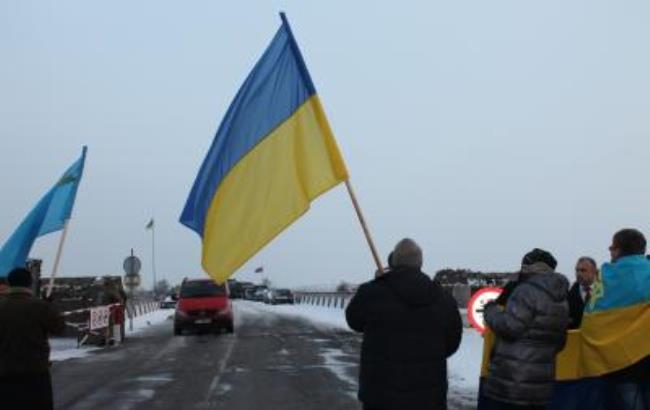 Поезд единства Украины: на границе аннексированного Крыма развернули сине-желтый флаг