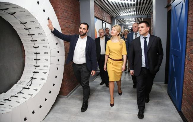 Светличная и Климкин посетили научный парк "Синергия" в ХНУРЭ