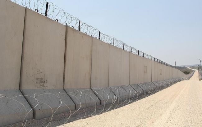 Турция построила на границе с Сирией стену длиной 290 километров