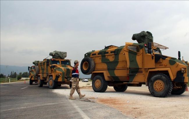 Туреччина перекидає бронетехніку до кордонів Сирії
