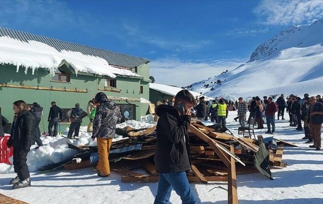 В Турции в горнолыжном центре из-за снега упал навес, есть пострадавшие
