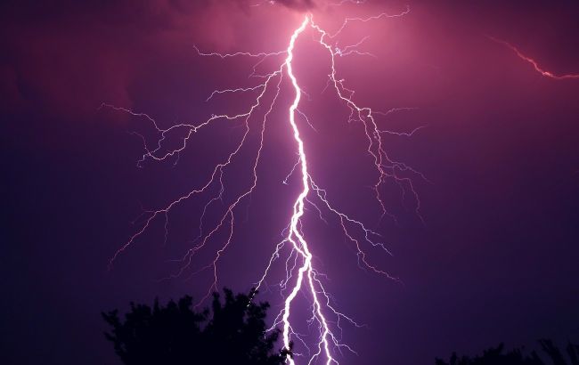 Украину накроет грозами, дождями и мощным ветром: какие области в опасности