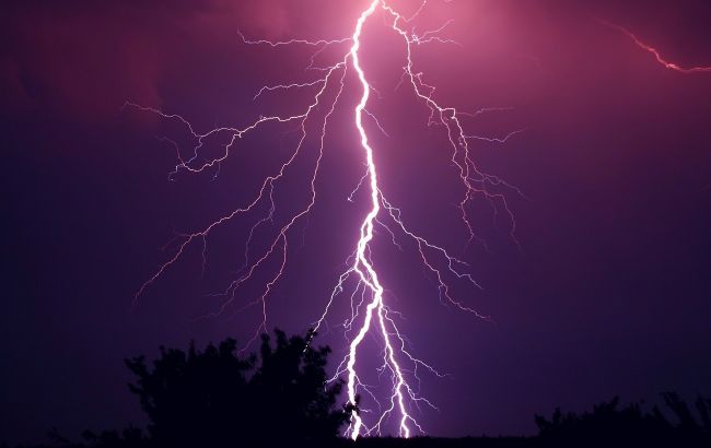 Україну накриє холодними грозами: коли і де чекати непогоди