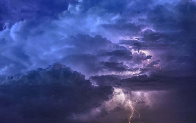 Объявлено штормовое предупреждение: как спастись, если попали в грозу