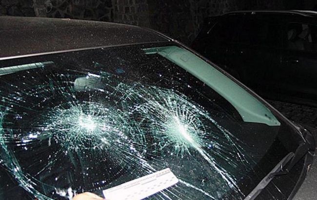 В Киеве на Подоле мужчина поджог дом и разбил стекло в автомобилях